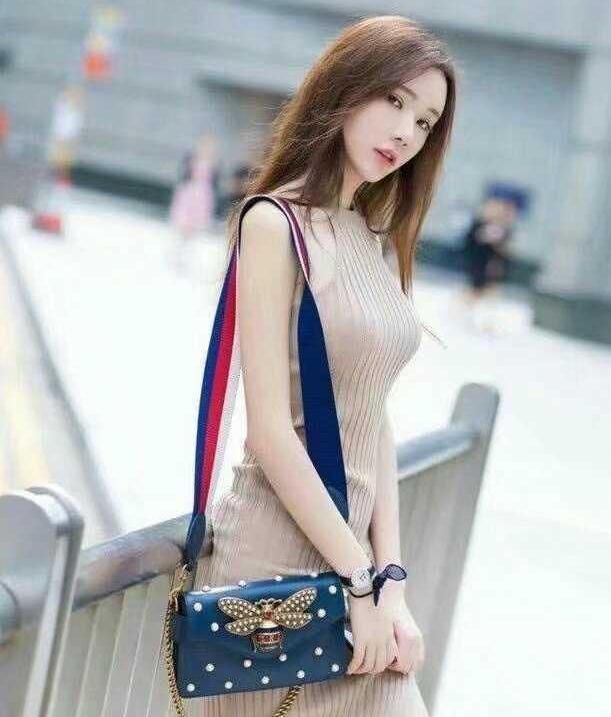 街拍：图三美女的身材太惊艳了，路人：鼻血止不住的流！