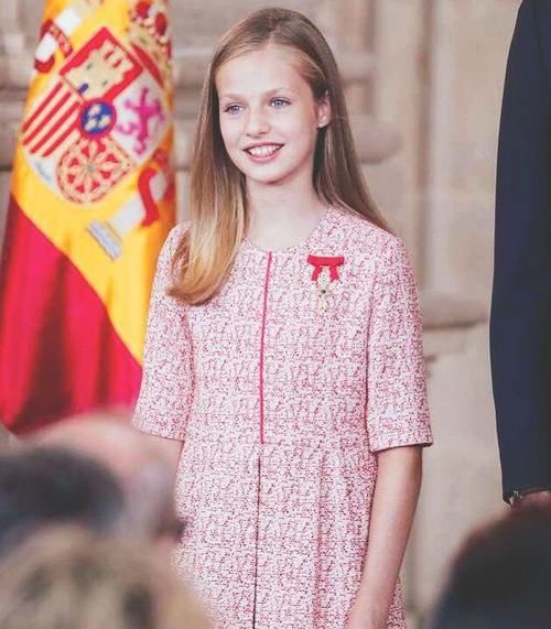 被西班牙公主惊艳到了,穿王后旧衣陪国王逛街