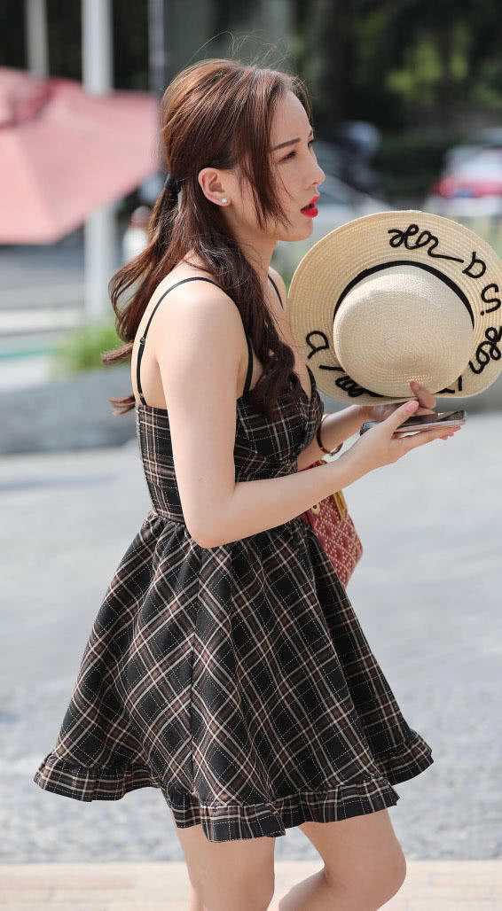时尚小姐姐穿吊带格子裙秀出丰满圆润的上围曲线,身材火辣很有看