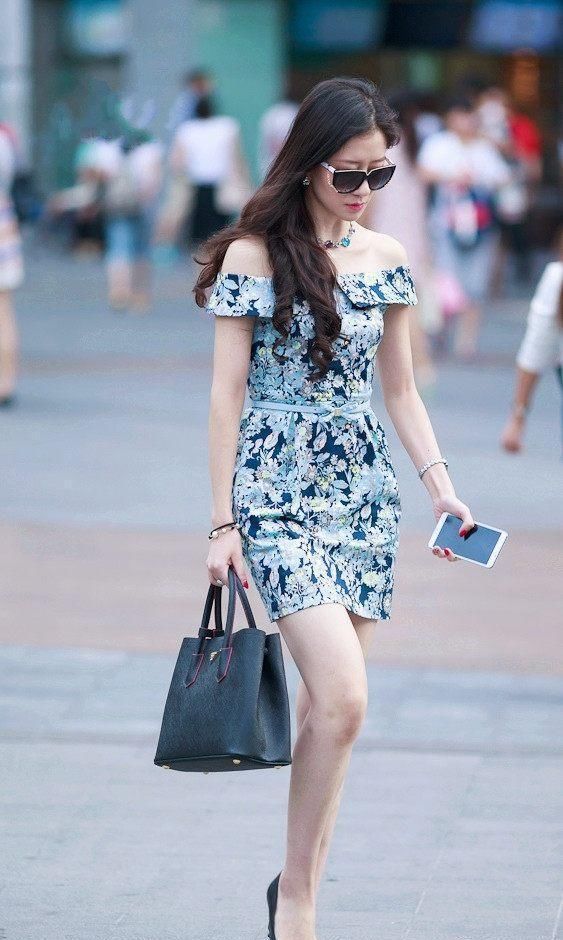 路人街拍，小姐姐时尚的穿搭带有几分妩媚和性感，十分的抢眼