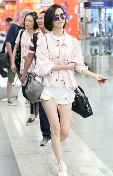 为了一双大长腿拼了，佟丽娅短裤短到不能短，袁珊珊徐濠萦太搞笑