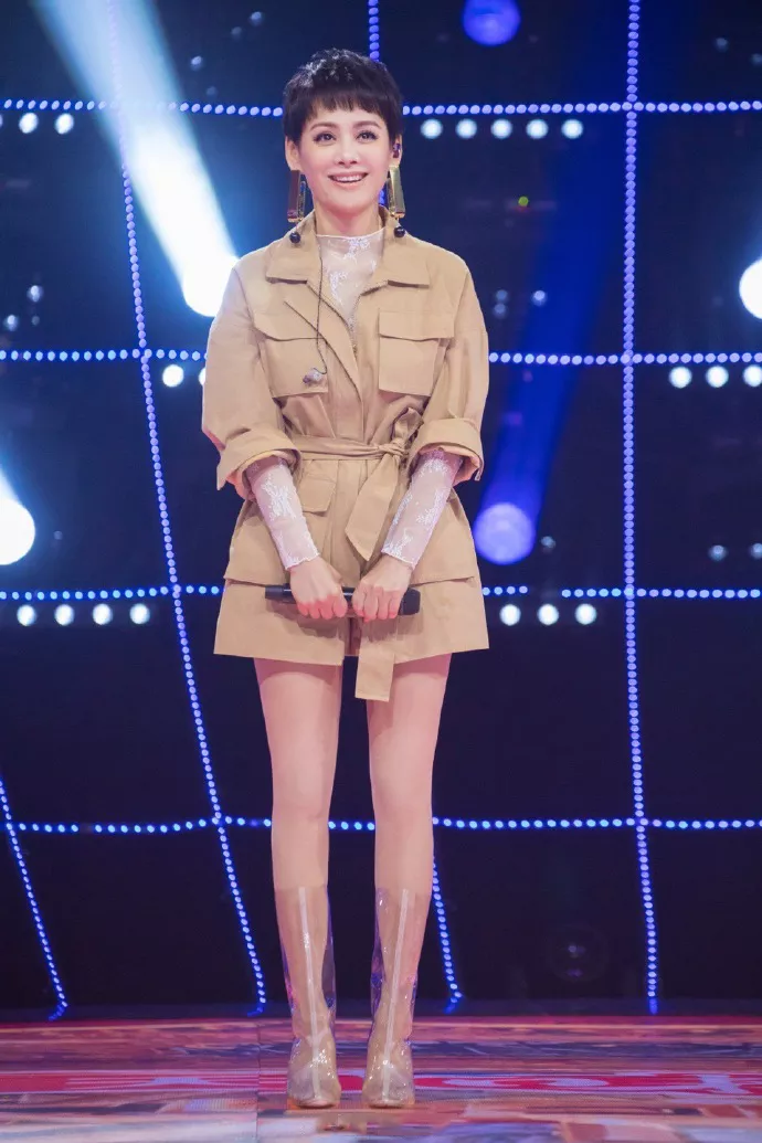 46岁宁静为了美太拼了，深V裙惊艳全场，网友：眼睛都挪不开