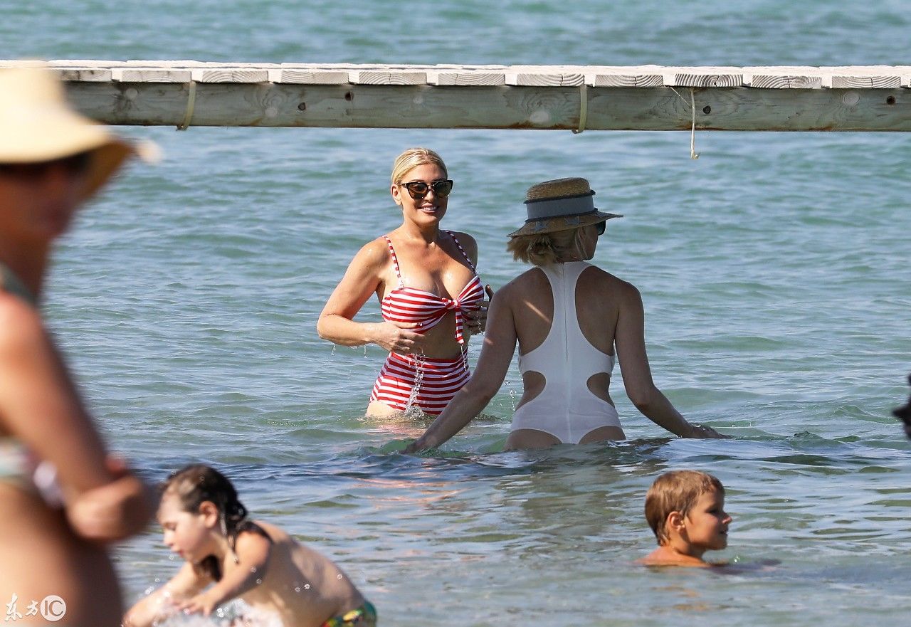 以色列超模Hofit Golan与朋友们在海滨俱乐部游泳 吊带泳衣秀美胸