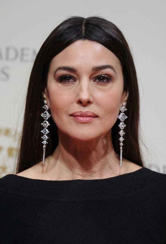 54岁的莫妮卡:修身长裙肥胖身材，网友:不愧是微胖女神