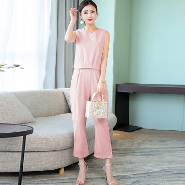 越来越多的女人不穿裤子了，初秋连体衣超有女人味，男人为之着迷