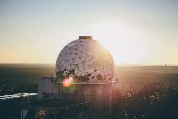 美国强行征用一游乐场所建无线电间谍中心，被遗弃后成艺术家乐园