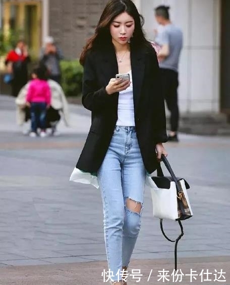 『穿着白色』街拍美女:小姐姐俏皮的身姿,紧身裙穿搭,秀出成熟好气质!