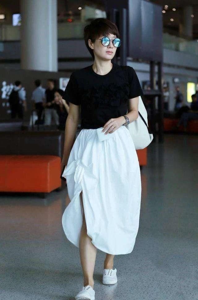  『女性』马伊琍够个性！一身潮牌走机场，这细针腿绝了，43岁差点认不出