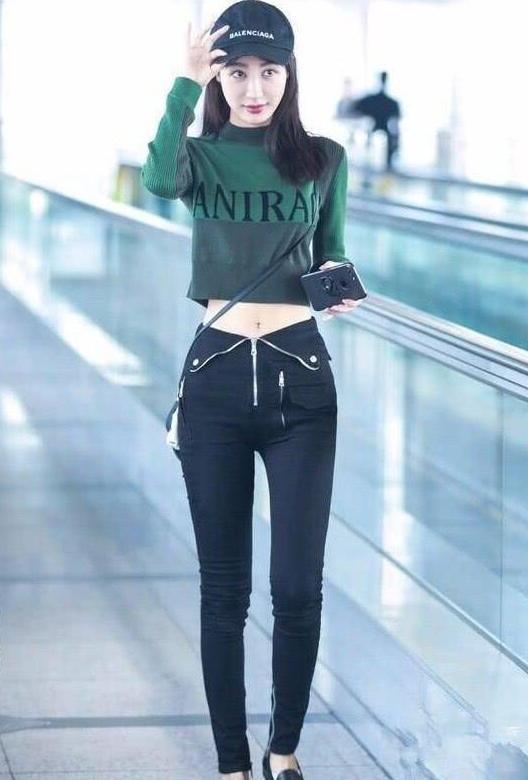 李菲儿高腰裤愣是穿成低腰, 大秀铅笔腰, 不怕走着走着就掉了?