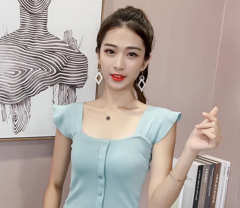 拥有完美的身材，就要靠修身的吊带，把身材凸显出来