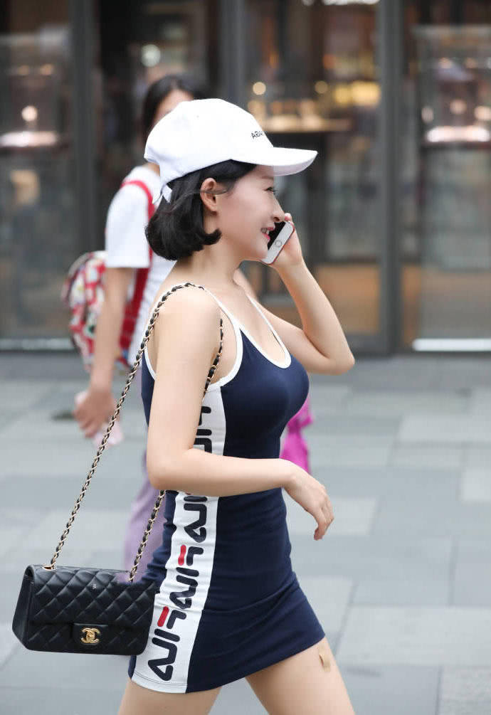 性感小姐姐紧身裙包裹肉感浑圆的臀线，这裙子是不是有点太短了