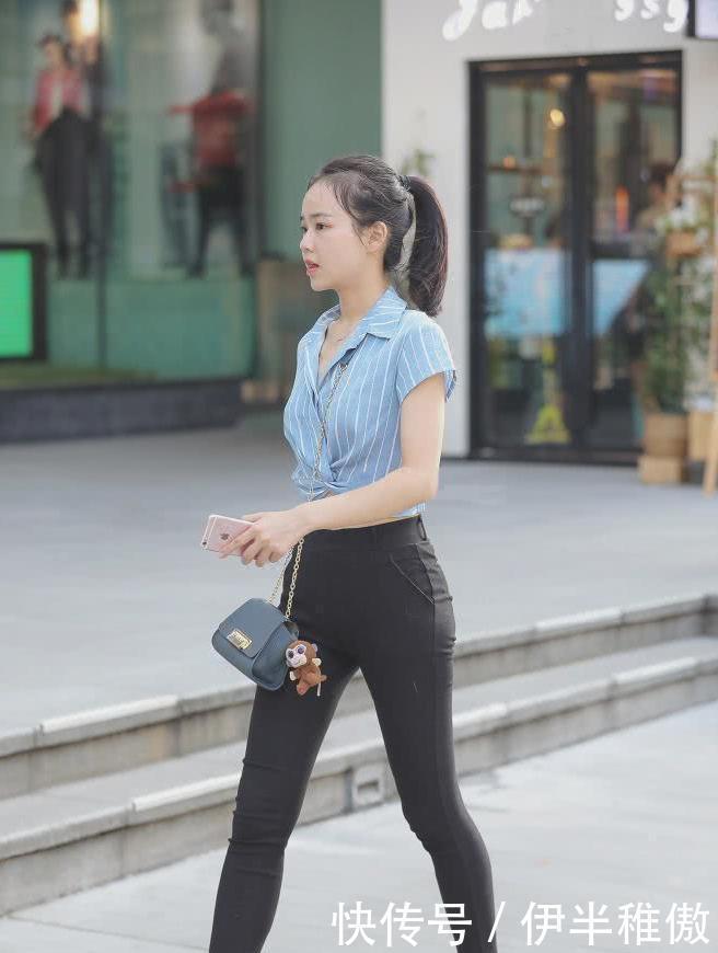 『 线条』衬托出时尚柔美的腿部线条，街拍美女小姐姐紧身裤穿出质感时尚