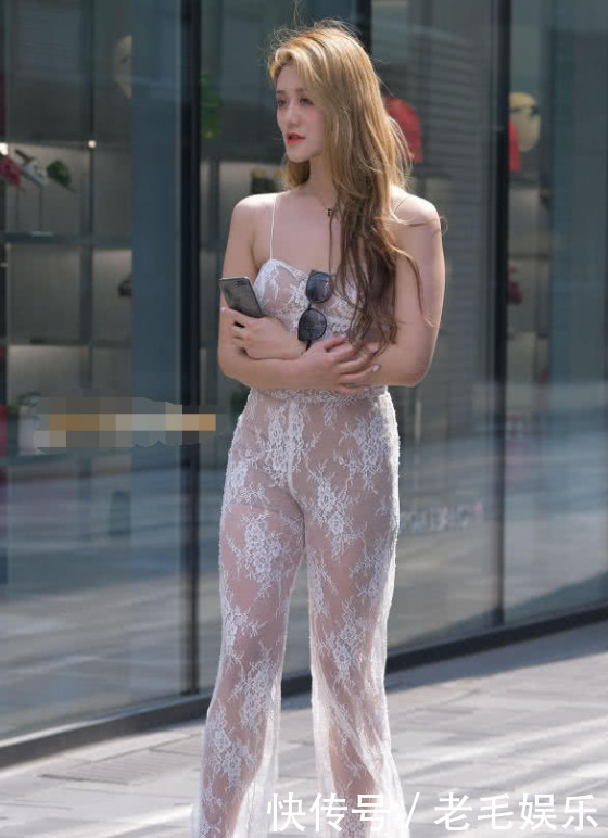 微胖女神吊带连体衣曲线玲珑有致，精致的五官像混血儿一样美