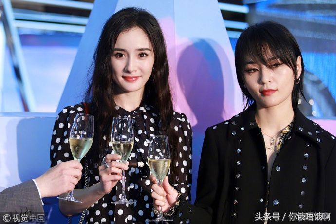 看杨幂和周笔畅脚上的高跟鞋 就知道谁的品味更好 周笔畅输在鞋子