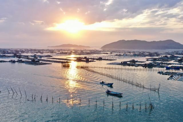  苏醒■夕阳观海，渔船穿梭，中国正苏醒