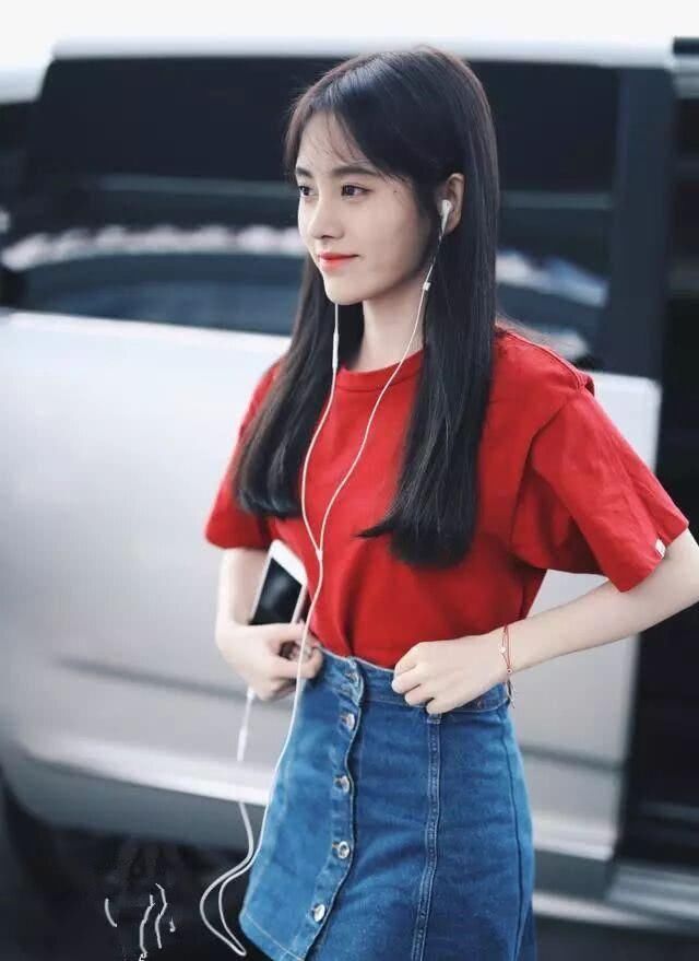 鞠婧祎嫌短裤不够短，故意在腿根剪掉两块布，网友：安全裤都露了