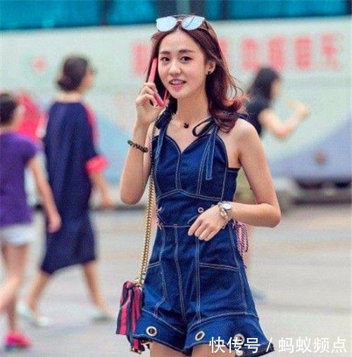 『 身穿』秀出白皙长腿,清秀靓丽,街拍:小美女身穿时尚的吊带连体短裤