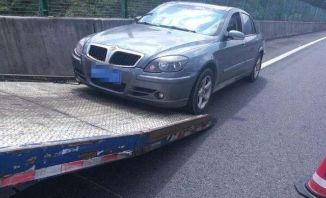 高速半路车坏了咋办？直接找交警吗？很多车主不懂，花了冤枉钱！