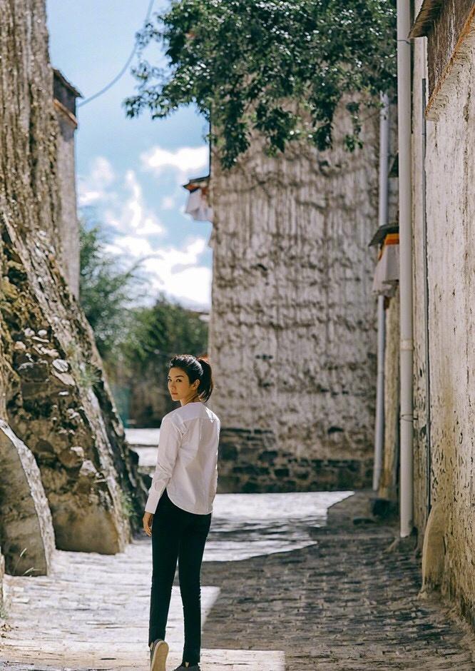 40岁黄奕厉害了！仅剪了个空气刘海显小20岁，网友：我又恋爱