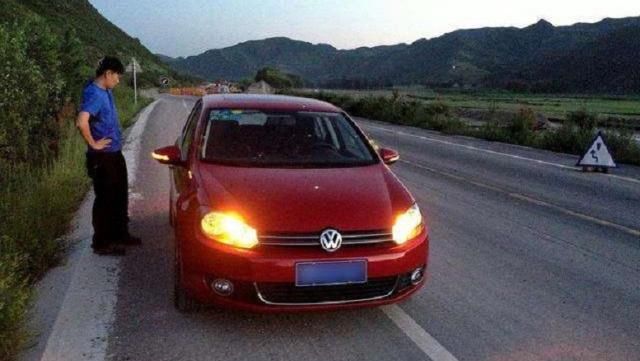  高速：高速上遇到下暴雨，到底开雾灯还是双闪？很多车主弄错了