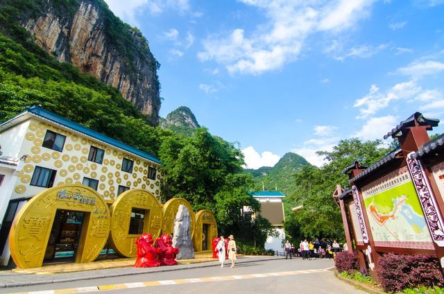 桂林有个溶洞,被誉为世界溶洞奇观,当地人都觉得进去能发财