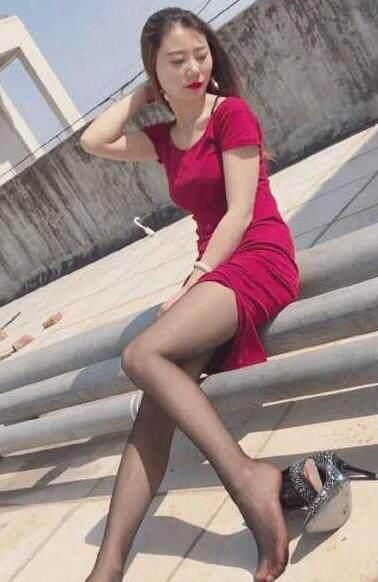 武汉街拍:小姐姐穿着大胆下半身一个比一个穿的短，堪比生育机器