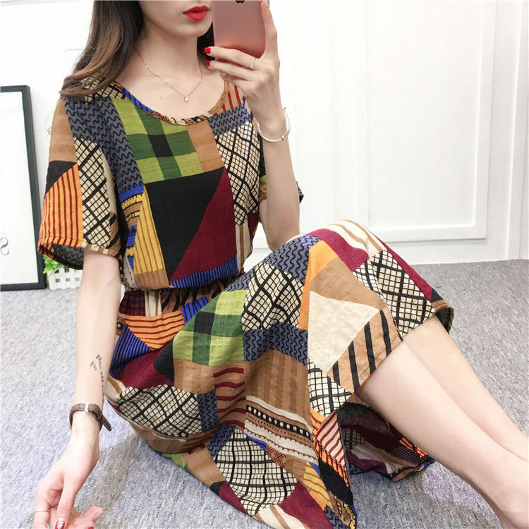 天呐，55岁妈妈真敢穿!棉绸薄裙+高跟鞋，三亚旅游，美胜风景