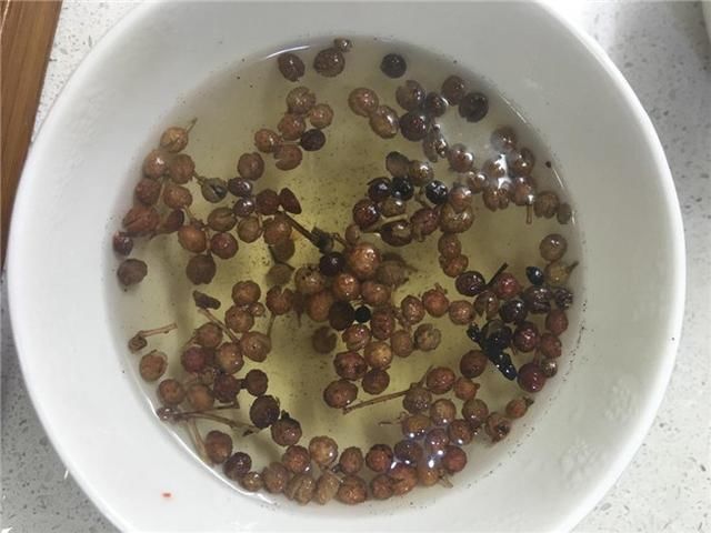 别用玻尿酸进行祛皱了，满脸皱纹老女人用它擦脸，一周返老还童