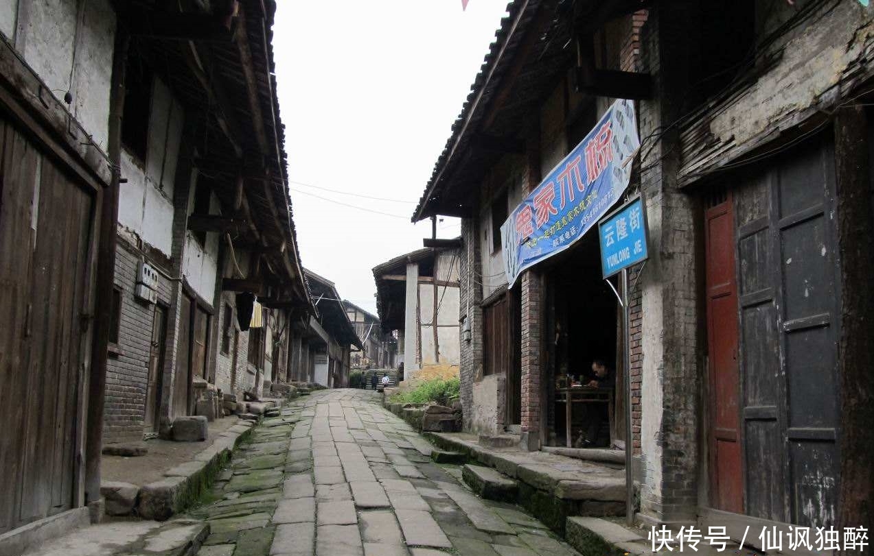 四川的云顶寨以名臣崖、云顶古寨、云顶鬼市闻名于世