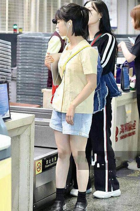 沈月暴瘦？出门穿短裤腿瘦成“筷子”，看到无修图时我“打脸”了