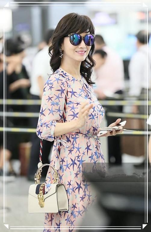 本以为55岁关之琳穿印花裙够少女了，可看到63岁赵雅芝，我沉默了