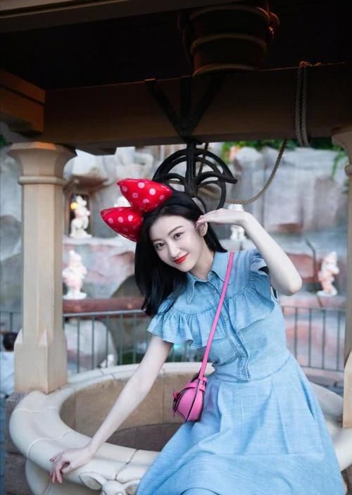 [景甜选择的是一]景甜要不要这么撩！皮衣配网格波点裙真高级，不愧是“富贵花”