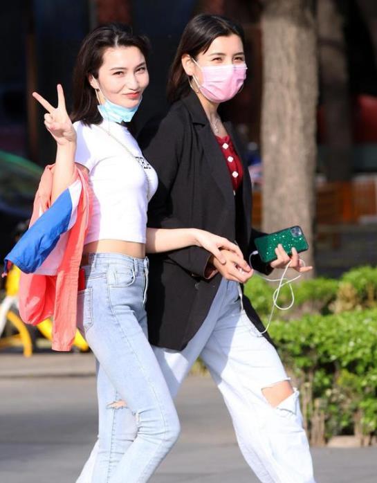  「气质」街拍：天生丽质的小姐姐，一件白色开衫配阔腿裤，时尚大方气质美