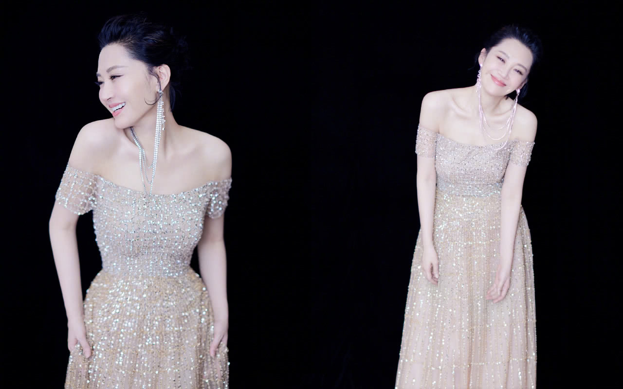 许晴把白色长靴当裤子穿，双腿细到吓人，网友：迷妹，看到帅哥走