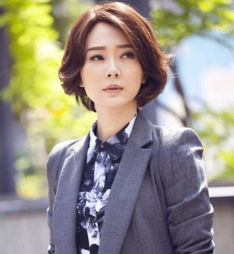 41岁的陈数一颦一笑间熠熠生辉，气质女神当属她了