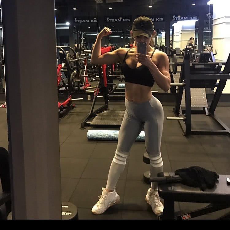 她比明星有气质，比其他女神还要辣，健身前后对比照说明了作用!