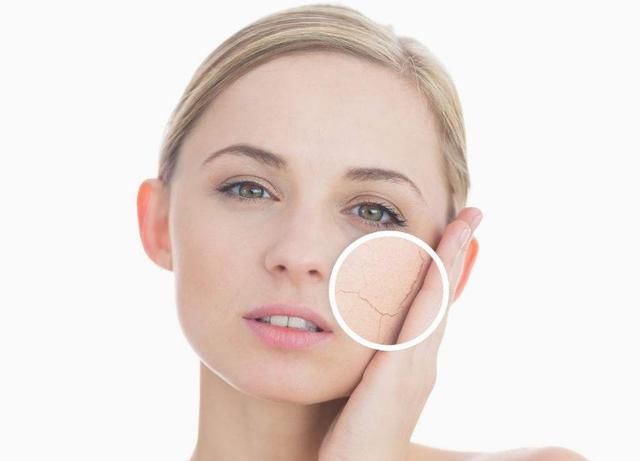 睡醒后脸上出现3个小窍门，证明毛孔里积满了螨虫，已经溢出来了