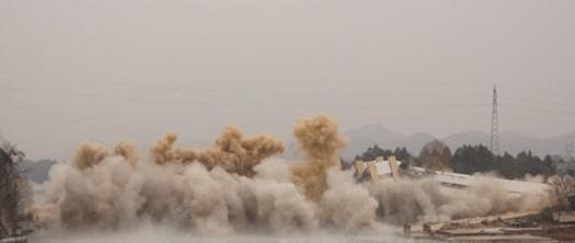 40年洪水加8级地震，专家预测这座桥不安全，760斤炸药响后尴尬了