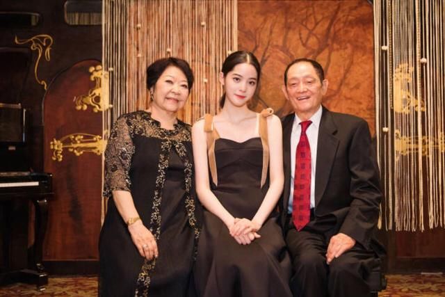 欧阳娜娜这波福利照我收了，谁叫人家小小年纪就贼会穿呢！