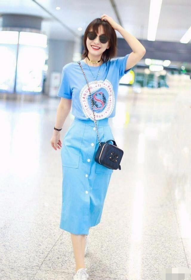 背带裤粉帽子的吴昕满满少女感，就是这双腿太出戏了