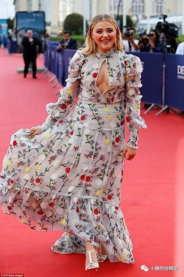 超敢穿!超杀女格蕾斯以贴身印花长裙惊艳亮相