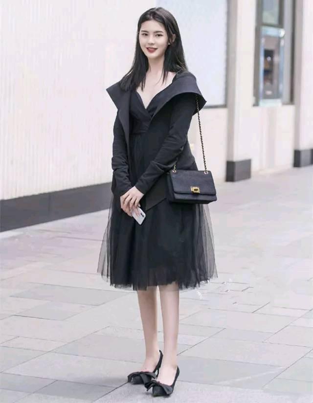 街拍：象征着女人味的浅色连衣裙，小姐姐这么穿轻松秀出大长腿