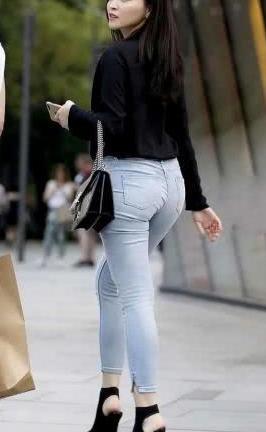 牛仔裤穿起来不挑年龄，无论是年轻的姑娘还是辣妈都非常适合穿搭