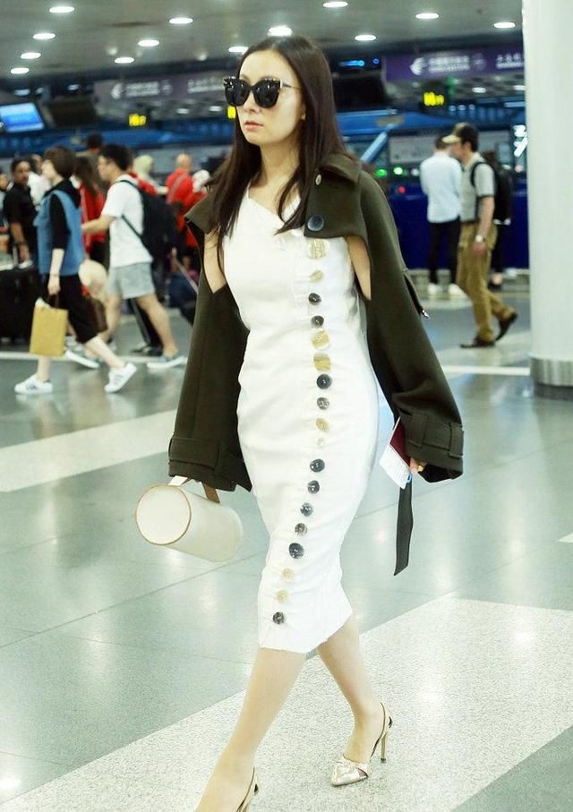 陶虹半边衣机场装嫩，网友:多大的年纪了自己不知道么，别折腾了