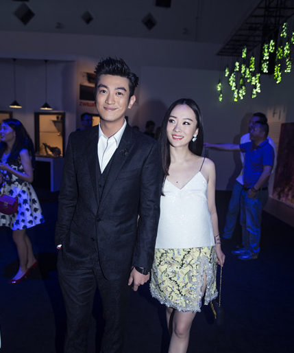 霍思燕真会穿，裙子只用两根细绳撑着，网友：充满女人味