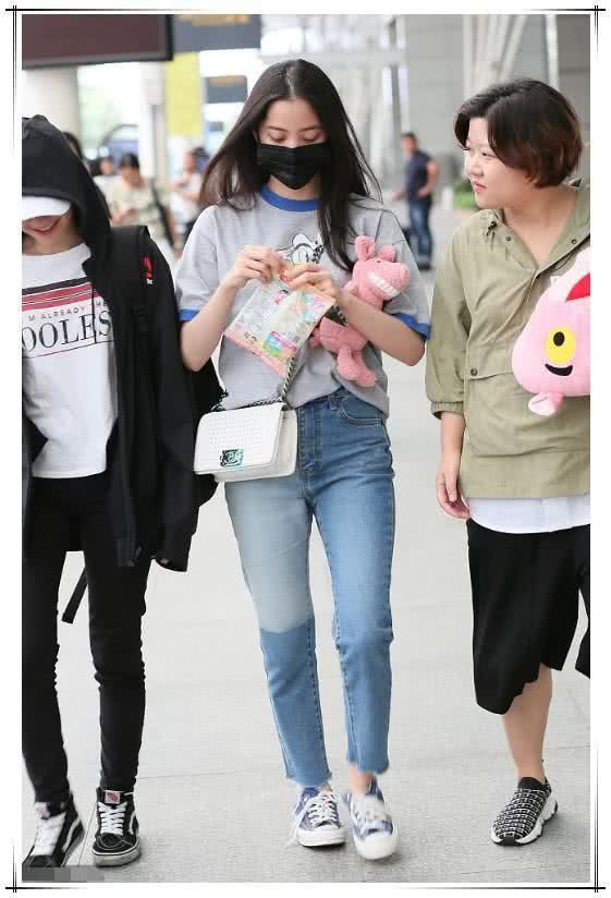 厉害呀欧阳娜娜，随便穿个童装也能美翻天，网友：裤子湿了吗？