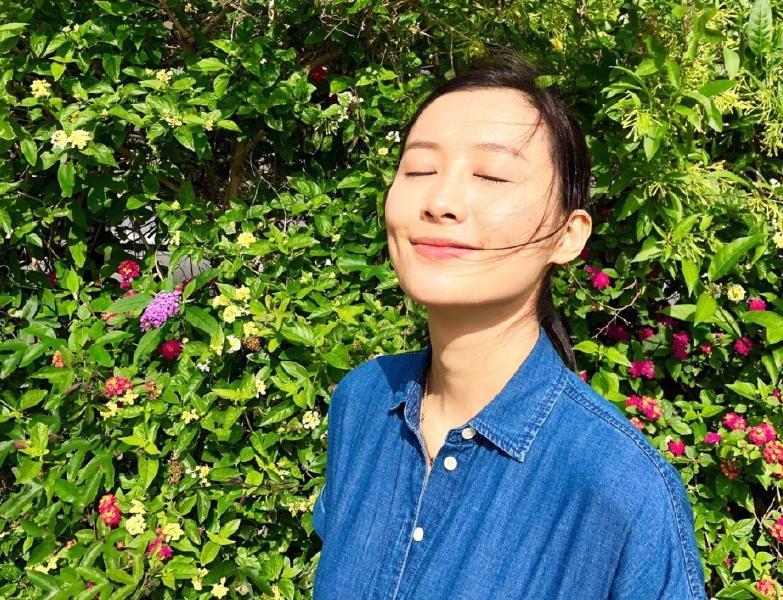 36岁陈法拉身穿红色吊带连衣裙出席活动，性感优雅，网友：真会穿