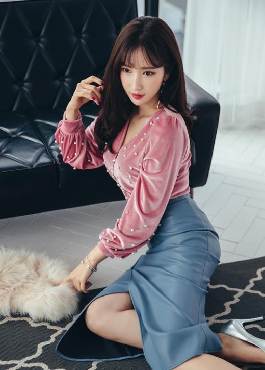 蓝色|李妍静,一件红色上衣配蓝色高腰半身裙