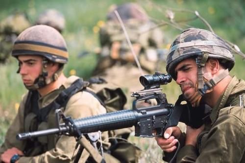 别国步枪都有瞄准镜,为啥唯独解放军没有,三个