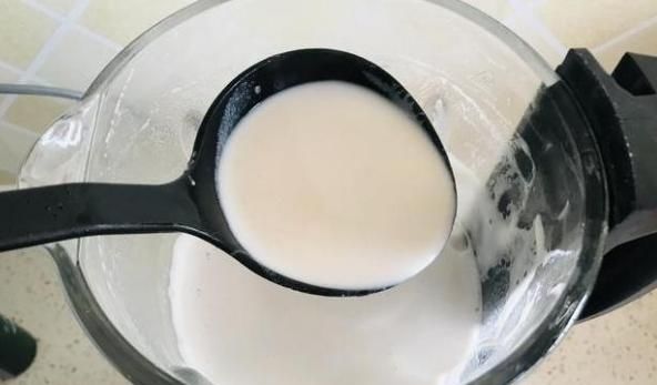  「吃腻」豆浆油条吃腻了，不如换换新的口味，花生酱豆味浓厚还对身体还好